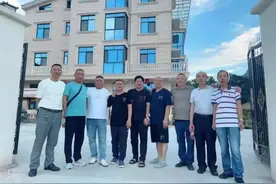 33年的战友相聚在一起。大口吃肉，大口喝酒。庆祝八一建军节。视频封面