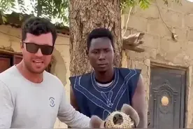 非洲精神小伙饲养鬣狗当宠物#野生动物零距离 #人与动物和谐共处 #神奇动物在抖音视频封面