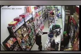 便利店老板火了！广西玉林，便利店老板凌晨在店外捡到一名走失的女童，抱回店内细心照顾并安全送回，孩子送还后女童父亲举动暖心！#走失儿童 #暖心举动 #挽救一个家庭 #上门感谢视频封面