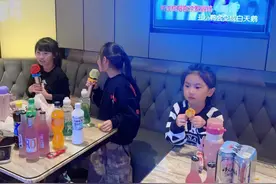 KTV狂嗨三姐妹#小麦霸上线 #爱唱歌的小女孩