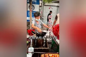 河北邯郸老奶奶炸串，1元4串坚持了27年，这场面不多见了#街头小吃 #路边摊 #路边摊美味 #老奶奶炸串 #街边小吃