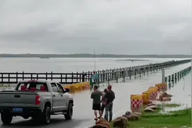 江西鄱阳湖呈现中国最美的水上公路      6月25日8时