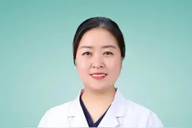 早孕试纸 #硬核健康科普行动 #怀孕 #怀孕知识 早孕试纸使用时，需要注意以下几个关键事项以确保测试的准确性和可靠性： 1. 遵循正确的时间 2. 使用晨尿 3. 正确操作 4. 等待适当的时间 5. 正确解读结果:通常，阳性结果会显示为两条明显的线条（或根据试纸类型有其他明显的标记），而阴性结果则只显示一条线条或没有线条。注意区分弱阳性和阴性结果，弱阳性可能表示怀孕时间较短或HCG浓度较低。 6. 不要重复使用试纸 7. 注意药物和疾病的影响 8. **综合判断**：早孕试纸只是一种初筛工具，其结果可能受到多种因素的影响。如果您对测试结果有疑问或不确定，建议到医院进行进一步的血液HCG检测或B超检查以确诊是否怀孕。