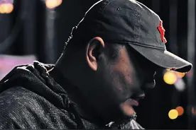 请你千万别忘记，请你千万别犹豫，千万千万记得有我在等你，在这迷乱尘世没有人可以代替，你永远都是我的唯一。 #千万千万记得有我在等你 #翻唱 #哈歌版 @大潞