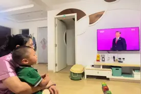 23年9月25日杭州亚运会开幕，刚上幼儿园的小小猪跟着唱国歌😂😂