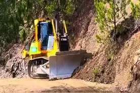 各位老铁，你们有没有驾驶过推土机？想不想拥有一台这样的推土机？ #推土机 #推土机视频 #干活了 #我要上热榜视频封面