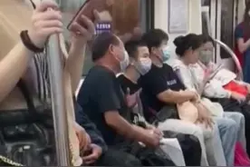 一位父亲带着儿子看病，身上钱所剩无几哭着向路人讨要吃的，车厢乘客伸出援手：希望是假的 #地铁上的一幕 #社会百态视频封面