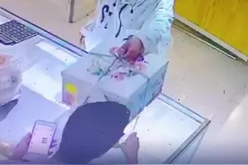 #老板做蛋糕塞2万现金后账户被冻结 警方：涉嫌洗钱视频封面