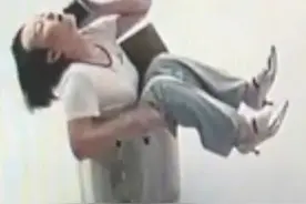 5月8日，陕西。女子打电话时一下子坐进了桶里，同事见状掏出手机纷纷合影拍照。（视频来源@艾笑集团 ）视频封面