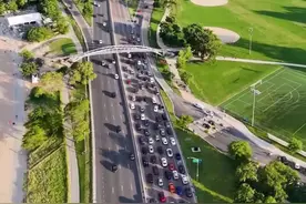 美国第三大城市——芝加哥（Chicago），美国最大的商业中心区和最大的期货市场之一，其都市区新增的企业数一直位居美国第一位，被评为美国发展最均衡的经济体。芝加哥交通发达，有“美国的动脉”之称，这里是美国最大的空运中心和铁路枢纽，芝加哥有3个机场，有30多条铁路线在此集结，所有横贯美国东西海岸的列车都经过芝加哥，芝加哥还拥有很多的高楼大厦，被誉为“摩天大楼的故乡”。#芝加哥 #美国 #旅行推荐官 #抖音看世界 #熟悉的城市视频封面
