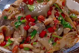 把蘑菇放锅里蒸一蒸。就能做出一道饭店里的招牌菜 #凉拌平菇视频封面