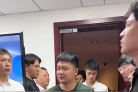 身为董事长的怎么也想不到今天会被曾经我帮助过的人踢走#小武的日常生活