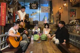 逼哥的歌分享不了，这个版本我觉得蛮好听的 这不是一首情歌视频封面