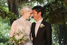 撒贝宁一家千岛湖度假，高颜值龙凤胎引网友围观视频封面