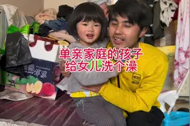 90后单亲爸爸独自带女儿送外卖快两年多了