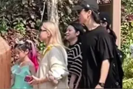 网友在香港迪士尼偶遇#戚薇#李承铉 一家，为女儿#李乐祺 庆生#娱乐评论大赏视频封面