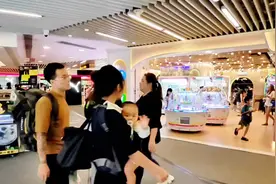 漫步于香港荃湾繁华的购物娱乐餐饮中心悦来坊商场