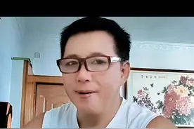 前天阅兵现场特殊一幕：1945检阅车立麦空无一人，真相让人肃然起敬。