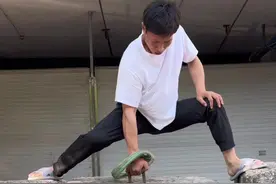 没想到小小的一坨水泥墩子，单手居然提不起来#单手硬拉#力气视频封面