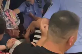 K1373次列车被货物列车撞脱线，事发金华境内！铁路部门通报事发经过，亲历者：停了3个多小时没有空调，多人脱掉上衣称“闷得缺氧”，有人砸窗透气#媒体精选计划 #脱线 #砸窗