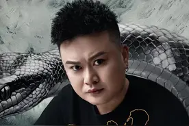 《蟒》 给阿厦做了一首蟒、火遍了全网、火遍了大江南北、您却不知、我们九道门音乐的每个人付出了多少、这首蟒、年前就出来了、从这首歌出来后到打磨了近1个多月的时间、围绕着原版词曲编曲、DJ版修改了多次、 很喜欢这首歌的歌词、我想懂的人自然都懂、 这首歌版权虽然卖了、对我们九道门来说有一定感情、跟音乐公司老板沟通了一下、我留了一个上传授权版本、 一个原版、一个DJ版、 细细的听哦、这两个版本编曲都有所改动、 因为我嗓子偏沙哑、没有阿厦嗓子那么高、对于编曲这块儿 我从新调整了一下自己的感觉、感谢支持、