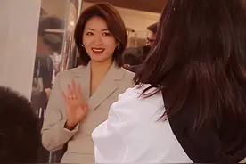 人见人爱，花见花开的#万茜，活动现场与粉丝亲密互动，就像是一家人一样，这笑容太亲切了。#娱乐圈 #人美心善 #完美身材 #又美又飒视频封面