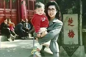 1997年，梦鸽抱着儿子留影，31岁的她初为人母，气质优雅 #图说历史#历史人文#人物故事#老照片