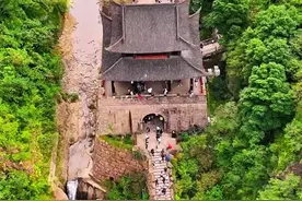 国庆第二天五万多人走进剑门关，走过剑门关人生无难关一生会平安，你去走过了吗？#国庆心动打卡地 #一帧中国·大美广元 #人山人海太热闹了 #旅行推荐官 #看身边变化讲广元故事视频封面