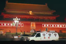 #升国旗是专属中国人的浪漫 血脉觉醒，男女老少，大步前行吧🌞视频封面