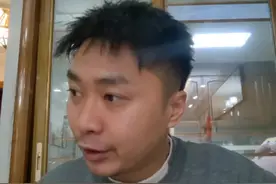 国外外卖小哥扶老奶奶，然后被认定为全责，好人好事要保护好自己 #外卖小哥 #实话实说 #真实事件 #社会百态 #外卖小哥不容易视频封面