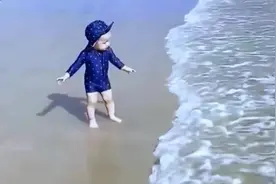 #萌娃海边玩耍晕海搞笑#搞笑#看一遍笑一遍视频封面