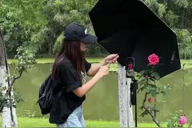 教你一招拍花小技巧！ 巧用黑背景把月季花拍出高级感！简单易学又好看～#手机摄影 #拍花技巧 #月季花 #治愈系风景