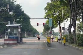 现在的年轻人都这么疯狂吗？#人类迷惑行为 #万万没想到 #哈哈哈哈哈哈我要笑死了 #搞笑副驾驶安全拍摄 视频效果不良导向危险行为请勿模仿 未扰乱交通秩序视频封面
