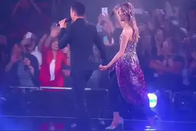 你对我的改变是那么明显，足以撕毁曾经的诺言，我知道总会有那么一天，你的心会离我越来越远…#伤感音乐 #歌词句句入心 #听哭了多少有故事的人