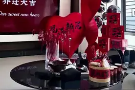 乔迁仪式看完这篇就明白了❗️❗️ 人生小满胜万全 @🎉🎊🎈🥳🎁 乔迁流程，快来抄作业吧 1.步步高升🪜踩梯子进门 2.开门进财🪵柴火进宅 3.衣食无忧🍚提油米进宅 4.蒸蒸日上🔥开火烧水（蒸蒸日上） 5.细水长流🚰水龙头放水 6.灯火通明💡全屋开灯 7.风气水起🪟全屋开窗开水 8.高枕无忧🧧枕头底下放红包 9.团团圆圆🥣煮锅汤圆 10. 十全十美🍳亲戚朋友一起暖房烧菜 ✔️物品准备 水果 1. 心想事成 🍊橙子 2. 平平安安 🍎苹果 3. 红红火火 💖火龙果 4. 甜甜蜜蜜 🍈哈密瓜 干果 1. 好事发生🥜花生 2. 开开心心 💚开心果 3. 圆圆满满 🟤桂圆 4. 鸿运当头 🔴红枣 饮料： 1. 🥤可口可乐 2.🥛旺仔牛奶（旺上加旺）#新家入住 #乔迁新居布置装饰 #乔迁之喜进门仪式 #乔迁新居装饰挂件 #乔迁对联视频封面