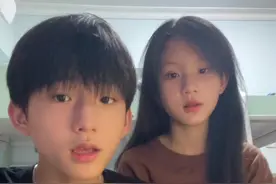 《紫荆花盛开》 #紫荆花盛开 #香港回归祖国27周年 #李荣浩梁咏琪  #香港 #鲨鱼兄妹 祝祖国繁荣昌盛，香港子弟来报道了！