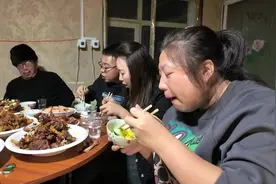 东北天气嘎嘎冷，院里铁锅炖大鹅，大爷实在又幽默，一桌人真高兴视频封面