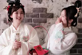 全悉尼都在过中国新年！带着一群在悉尼的中国🇨🇳留学生，穿着汉服秀翻全场~~这才是中国新年该有的样子呢！#汉服在国外 #海外春节 #千万生活dou来拍 #好好过场星龙年 #让世界看看中国年@敏敏校长在悉尼视频封面