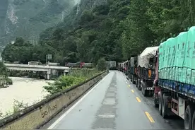 松潘便桥又断了，货车全体管制，目前只有旅游车能通行。#旅行推荐官 #实时路况 #九寨开心哥 #213国道 #松潘视频封面