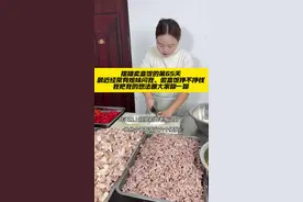 摆摊卖盒饭的第65天、最近有姐妹问我，摆摊卖盒饭挣不挣钱、做得多还是可以挣一点，但是做的少就没必要、费时费力人很累、还挣不到什么钱、如果我不是视频有收入可能也不会做了、不如两夫妻一人支个摊挣的多#抖音商城视频封面