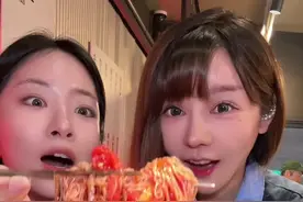 韩女朋友带我吃韩国街头生章鱼拌面 也太迷糊啦 #韩国美食 #路边摊 #活章鱼