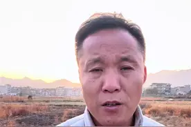 今天是个好日子！ 我的干女儿程颖结婚了，作为干爸爸的我居然没有参加婚礼，实在实在对不起！ 小程颖6岁的时候被坏人拐走，先后被转卖了3次，但是虎父无犬子，小程颖从被拐的那一刻，也和她爸爸一样非常执着。2014年底总算在好心人的帮助下联系上了他的爸爸，我的难友程竹，并且回到了亲生父母身边，回家后又努力的考上了大学，成为一名光荣的人民教师，让我好羡慕啊！ 今天她结婚了，我为我有一位如此优秀的干女儿，无比的开心和荣幸！我多么希望我的小米奇也能像他的程颖姐姐一样主动的给我打个电话啊！#杜小华 #杜后琪 #严厉打击拐卖妇女儿童 #亲爱的原型只剩杜小华未找到孩子 @程竹 @上官正义 @孙海洋 @郭刚堂 @申军良 @李静芝嘉嘉妈妈 @李芳（洋洋妈妈）