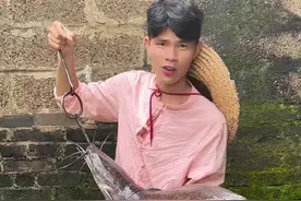 江里边捉到十几斤“带花纹的埃及鲶鱼”做鱼生，鲜中带甜，口感跟牛肉似的。这种级别真是可遇不可求！吃鱼生是我们当地的一种食俗，存在已经有上千年的历史了！来说一说你们当地特色美食吧！#抖音商城618好物节 #鱼生 #埃及鲶鱼 #美食 #新农人计划2024