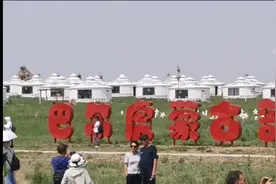 乐游呼伦贝尔巴尔虎蒙古部落精彩马之舞的表演。