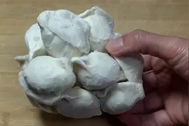 饺子冻成坨别丢，教你一招，饺子自动分开，个个完整，方法太棒了