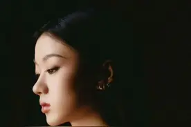 歌手2025 单依纯是发疯还是艺术 单伊纯翻唱李荣浩的《李白》,本期歌手引起热议, 当下最热的《王者荣耀》游戏元素融合, 我本是辅助,今晚来打野 这样的贴合当前年轻人的需求,将音乐做了更多的改良,博得了很多年轻人喜爱,单伊纯的这个前奏 有些模仿哪吒的腔调,我个人觉得,这个前奏有点画蛇添足的意思,李荣浩这首《李白》我还是很喜欢的,被单伊纯改成这样,破坏了这首歌的架构,应该是败笔,李荣浩此刻估计也是无语。我觉得这首歌在严格意义上讲,和单伊纯的音乐风格并不是很贴切,她的声音空灵,爆发力强,但这首歌听上去有点模仿哪吒的元素,不出意外,这首歌将成为单伊纯音乐之路上非常失败的一首歌,过了很多年之后,提起来都会羞愧难得的一首歌,虽然上了很多热搜,找了很多吹鼓手来盛赞这首歌,但都难以掩饰出这首歌的瑕疵,偶尔发疯是可以的,但你坚持说这是艺术,就有点扯淡了!在你眼里是艺术,在我眼里,就是一堆垃圾。#歌手 #单依纯 @抖音小助手