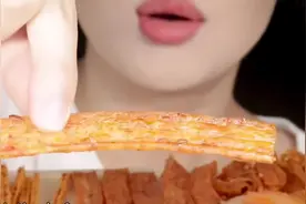 辣条合集自制#asmr助眠视频 #这声音听起来很好吃 #辣条  #咀嚼声