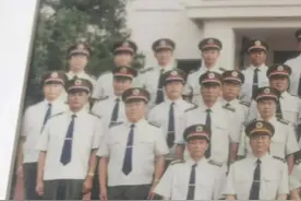 2000年夏，总政于永波主任、军区装备部邱金凯部长在军长李世明等陪同下慰问驻津装甲一师。  #24军 #功臣号 #劲旅雄风 #坦克一师