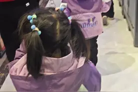 爷俩带四胞胎逛超市，又把路人给慕了…#四胞胎 #奶爸带娃的正确方式 #人类幼崽成长记