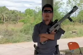 #换个角度看看天骄保镖学院校长陈永清在老挝万象四五国际民用靶场讲解持枪动作要领效果和预防亲信保镖防范措施#祝大家幸福安康吉祥如意